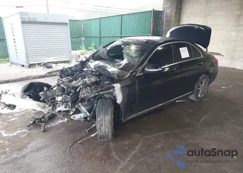 2015 Mercedes-Benz C 300 4Matic/Luxury 4Matic/Sport 4Matic z USA, uszkodzony, nr VIN 55SWF4KB7FU011133